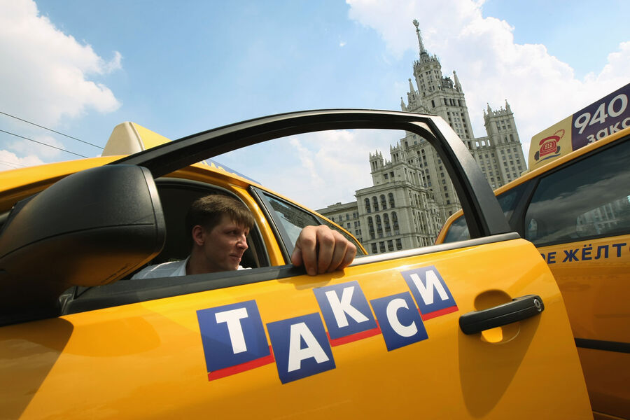Такси на&nbsp;Котельнической набережной в&nbsp;Москве, 2008&nbsp;год