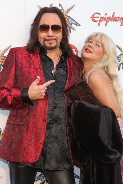 Музыкант Эйс Фрейли и его невеста Рэйчел Гордон во время 6-й ежегодной церемонии вручения премии Revolver Golden Gods Award в&nbsp;клубе Nokia в&nbsp;Лос-Анджелесе, Калифорния, 23&nbsp;апреля 2014&nbsp;года 