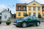 Audi Q5 можно оснастить светодиодными или матричными светодиодными фарами с&nbsp;динамическими указателями поворота (за 133 тыс. руб.). В&nbsp;стандартное оснащение входят бифункциональные ксеноновые фары. Есть пять обновленных вариантов оснащения: Sport и Design, спортивный пакет S line, Audi design selection и пакет внешней отделки S line. Отделка воздухозаборников, как и дизайн заднего бампера отличается в&nbsp;зависимости от выбранной линии оснащения