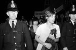 Мик Джаггер и члены The Rolling Stones в сопровождении полиции после концерта в британском Гастингсе, 1964 год