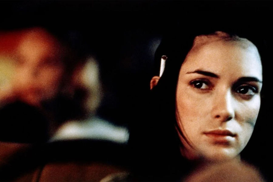 <b>«Ночь на&nbsp;Земле», 1991, Джим Джармуш</b>
<br><br>
Действие фильма происходит одновременно в&nbsp;нескольких городах — Париже, Нью-Йорке, Риме, Лос-Анджелесе и Хельсинки, а его главными героями становятся таксисты. Героиня Вайноны подвозит голливудскую продюсерку, которая предлагает юной водительнице попробовать себя в&nbsp;кино. Однако девушке это не нужно, ведь ее устраивает та жизнь, которую она для&nbsp;себя выбрала — без&nbsp;давления общества.