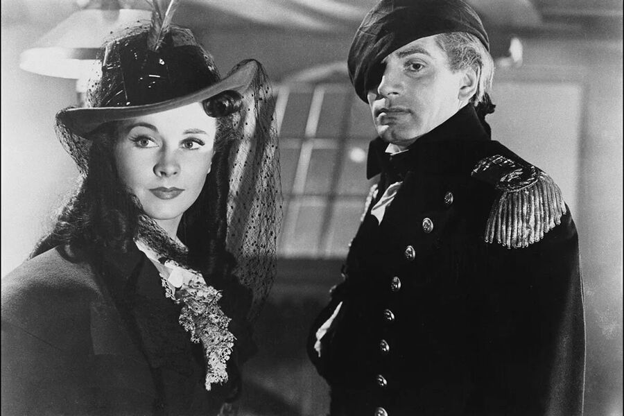 <b>Эмма Гамильтон &ndash; «Леди Гамильтон» (1941)</b>
<br><br>
«Леди Гамильтон» &mdash; еще одна историческая драма в&nbsp;фильмографии Вивьен Ли. Картина была снята в&nbsp;1941 году британским режиссером Александром Корда. Действие фильма происходит во времена наполеоновских войн в&nbsp;Кале, где плохо одетая женщина попадает в&nbsp;тюрьму за&nbsp;кражу бутылки вина. В&nbsp;камере леди Гамильтон &mdash; бывшая супруга британского посла Уильяма Гамильтона, оставившая его ради адмирала Нельсона, &mdash; рассказывает печальную историю своего падения. Возлюбленного героини сыграл Лоуренс Оливье, который к&nbsp;тому моменту стал мужем Вивьен Ли.