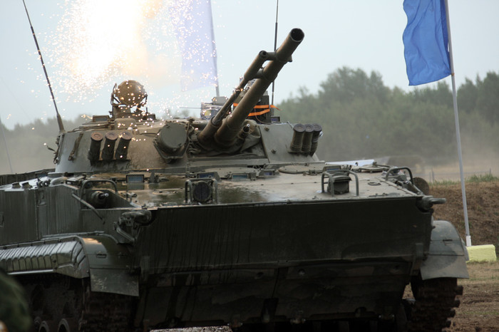 БМД-4 во время показательного заезда