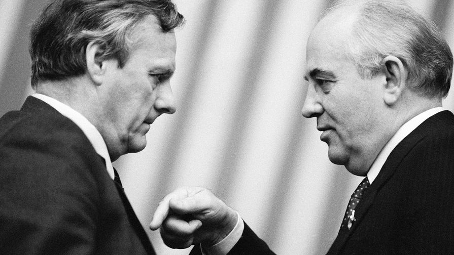 Народный депутат СССР Анатолий Александрович Собчак и генсек ЦК КПСС Михаил Горбачев, 1989 год