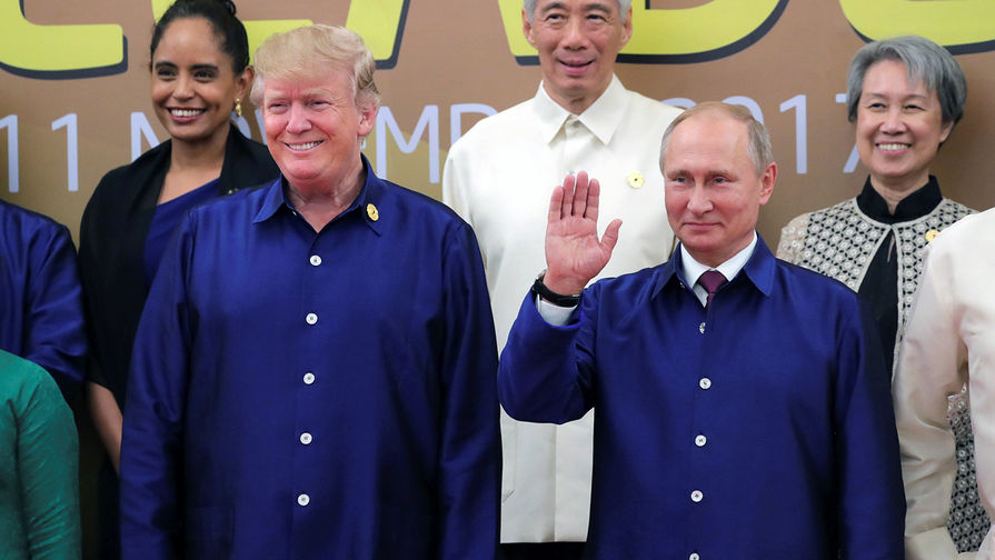 Президент США Дональд Трамп и президент России Владимир Путин пожимают руки во время встречи на&nbsp;саммите АТЭС во Вьетнаме, 10&nbsp;ноября 2017&nbsp;года