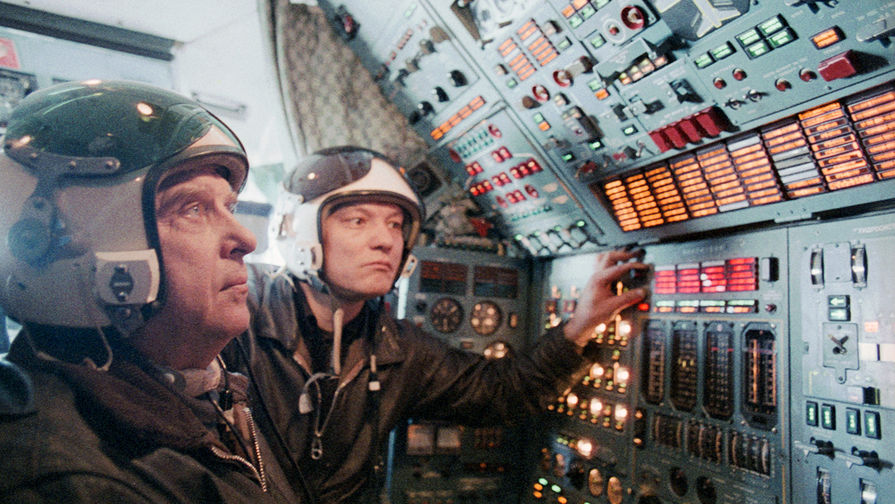 19 января 1986 г. В пилотской кабине во время взлета «Руслана» старшие бортинженеры I класса (слева направо): Михаил Михайлович Трошин и Александр Максимович Шулещенко