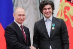 Президент России Владимир Путин и ректор академии русского балета им. А.Я.Вагановой Николай Цискаридзе, награжденный орденом Дружбы, на церемонии вручения государственных наград РФ в Кремле, 23 мая 2019 года 