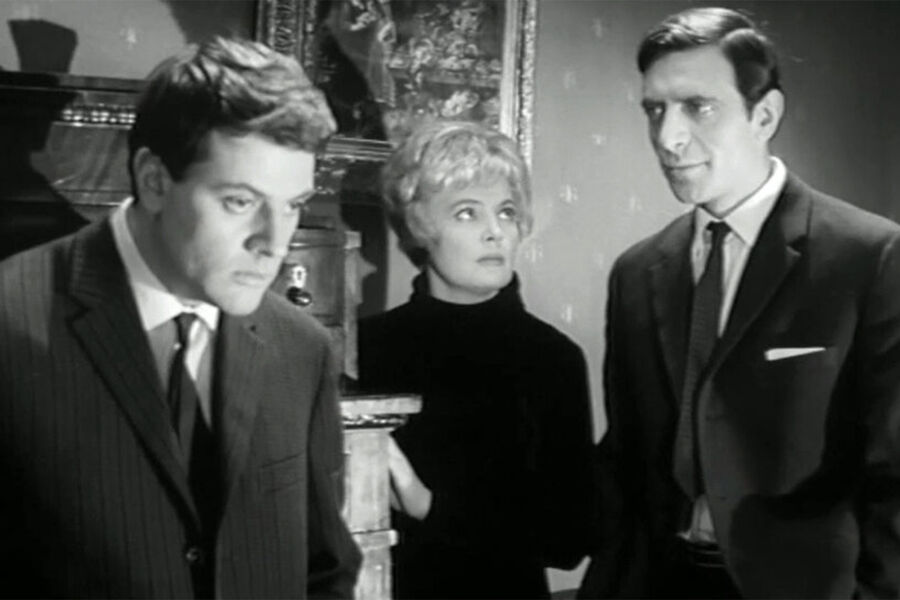 <b>«Еще раз про&nbsp;любовь» (1968)</b>
<br><br>
В&nbsp;этой культовой картине времен «оттепели», снятой режиссером Георгием Натансоном, Ширвиндту вновь досталась роль второго плана. Он сыграл Феликса Топтыгина &mdash; физика-неудачника, влюбленного в&nbsp;бортпроводницу Наташу (Татьяна Доронина). Только она полюбит другого &mdash; физика Евдокимова (Александр Лазарев). Это тот редкий случай, когда Ширвиндт сыграл драматическую роль человека, совершенно раздавленного и разочарованного в&nbsp;жизни.
<br><br>
Картина снята по&nbsp;пьесе Эдварда Радзинского «104 страницы про&nbsp;любовь» &mdash; за&nbsp;четыре года до&nbsp;выхода фильма Анатолий Эфрос поставил по&nbsp;ней спектакль в&nbsp;«Ленкоме», имевший необыкновенный успех.
