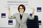Глава Центробанка России Эльвира Набиуллина с новыми купюрами номиналом в 200 и 200 рублей, 12 октября 2017 года