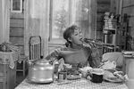 <b>«Девчата» (1961).</b> Тося Кислицына в исполнении Надежды Румянцевой заедает стресс половиной батона, залитым толстым слоем варенья. В народе этот кулинарный ход получил название «Тосин бутерброд», а зрители до сих пор стараются выяснить — каким же вареньем угощалась героиня? Правильный ответ: из черной смородины.