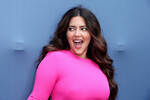<b>Дениз Бидо (Denise Bidot)</b>
<br><br>
Модель родилась 13 июня 1986 года в Майами в семье пуэрториканки и выходца из Кувейта. Ее мать в юности мечтала стать моделью, но не смогла из-за пышных форм и неспособности сбросить вес.
<br><br>
Дениз Бидо еще в подростковом возрасте увлеклась актерским искусством, а в 18 переехала в Лос-Анджелес, чтобы пробиться в качестве актрисы. Потерпев неудачу, стала гримером — и тут на нее обратил внимание фотограф, который предложил попробовать себя в модельном бизнесе. Бидо дебютировала в 2014 году на Неделе моды в Нью-Йорке.
