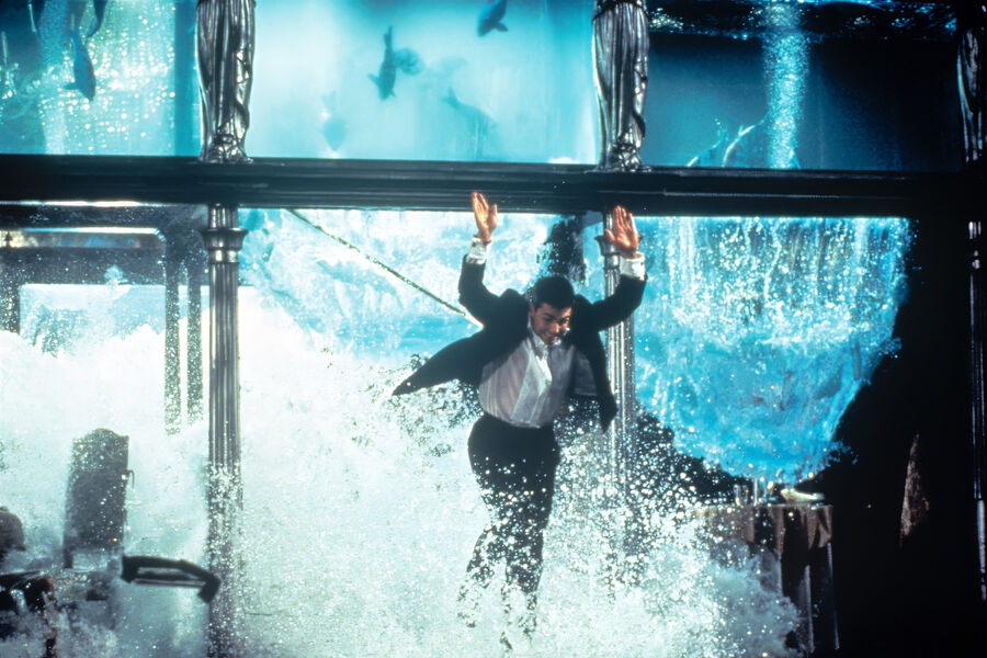 <b>«Миссия: невыполнима» (1996)</b>
<br><br>
Фильм на&nbsp;основе одноименного сериала 1960-х годов стал дебютным проектом продюсерской компании Тома Круза, фаната этого телешоу. Брайана Де Пальму пригласил в&nbsp;проект сам актер &mdash; они познакомились на&nbsp;ужине у&nbsp;Стивена Спилберга. Несмотря на&nbsp;то, что картина была успешно снята в&nbsp;срок и даже с&nbsp;экономией бюджета, ходили слухи, что Круз и Де Пальма не сработались. Эти сплетни подогрел отказ режиссера участвовать в&nbsp;интервью перед&nbsp;премьерой.
