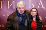 Певец и композитор Вячеслав Добрынин с супругой Ириной на премьере фильма «Матильда» в киноцентре «Октябрь» в Москве, 24 октября 2017 года