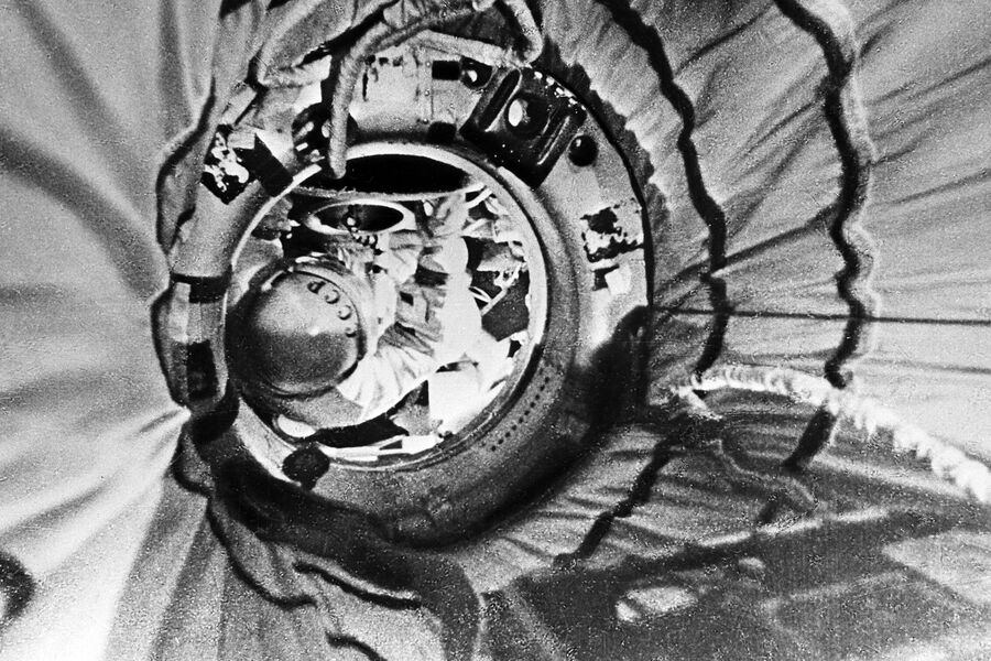 Экипаж космического корабля &laquo;Восход-2&raquo; перед&nbsp;стартом на&nbsp;космодроме Байконур, 18&nbsp;марта 1965&nbsp;года