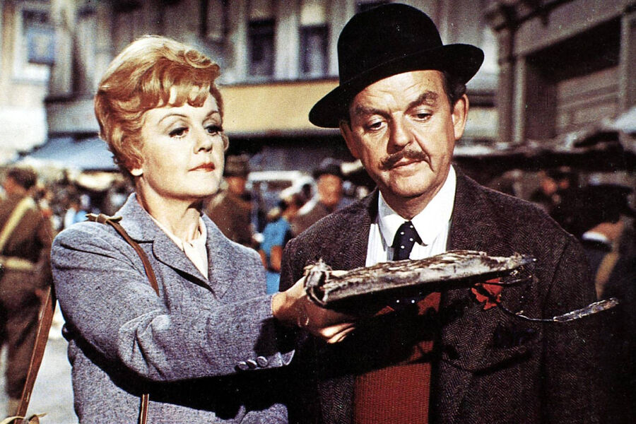<b>«Набалдашник и метла» (1971)</b>
<br><br>
Актриса долгие годы блистала на&nbsp;театральной сцене в&nbsp;мюзиклах, но главная роль в&nbsp;музыкальном фильме ей досталась лишь в&nbsp;начале 70-х. В&nbsp;комбинированном с&nbsp;анимацией проекте студии Disney она сыграла директора школы-интерната и по&nbsp;совместительству ведьму Эглантин Прайс, которая во время бомбардировок Лондона во Вторую мировую войну ищет способ спасти свою страну с&nbsp;помощью магии.
<br><br>
За&nbsp;эту роль Лэнсбери была вновь номинирована на&nbsp;«Золотой Глобус», но на&nbsp;этот раз не победила.
