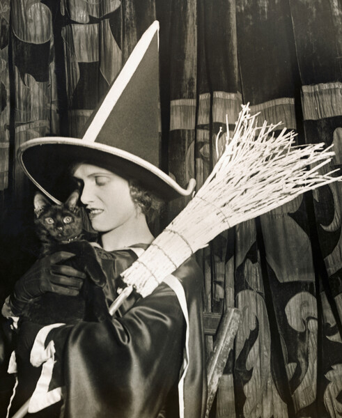 Девушка в костюме ведьмы во время вечеринки в честь Хэллоуина, 1910-е годы