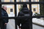 Сотрудники правоохранительных органов во время обысков в Международном центре Рерихов в Москве, 7 марта 2017 года