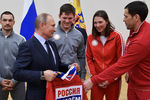 Владимир Путин во время встречи с российскими спортсменами – участниками XXIII Олимпийских зимних игр 2018. Справа на первом плане - капитан сборной России по хоккею Павел Дацюк вручает президенту свитер команды от олимпийских спортсменов, 31 января 2018 года
