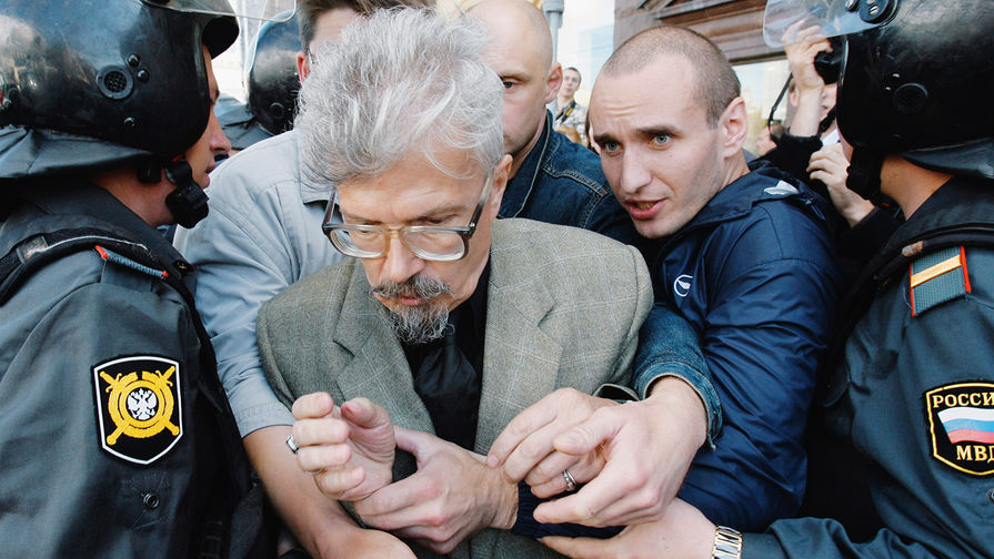 Лидер НБП (запрещена в&nbsp;России) Эдуард Лимонов во время &laquo;Марша несогласных&raquo; на&nbsp;Пушкинской площади в&nbsp;Москве, 2007 год
