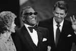 Музыкант Рэй Чарльз, 40-й президент США (1981—1989) Рональд Рейган и его супруга Нэнси в Далласе, 1984 год 