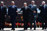 Президент России Владимир Путин на церемонии совместного возложения цветов к Могиле Неизвестного Солдата в Александровском саду в Москве, 24 июня 2020 года. Слева направо: президент Таджикистана Эмомали Рахмон, президент Молдавии Игорь Додон. Справа налево: президент Белоруссии Александр Лукашенко и президент Абхазии Аслан Бжания 