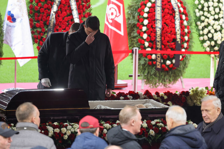 На&nbsp;церемонии прощания с&nbsp;олимпийским чемпионом 1956&nbsp;года и лучшим бомбардиром московского &laquo;Спартака&raquo; Никитой Симоняном на&nbsp;стадионе &laquo;Лукойл Арена&raquo; в&nbsp;Москве, 27&nbsp;ноября 2025&nbsp;года