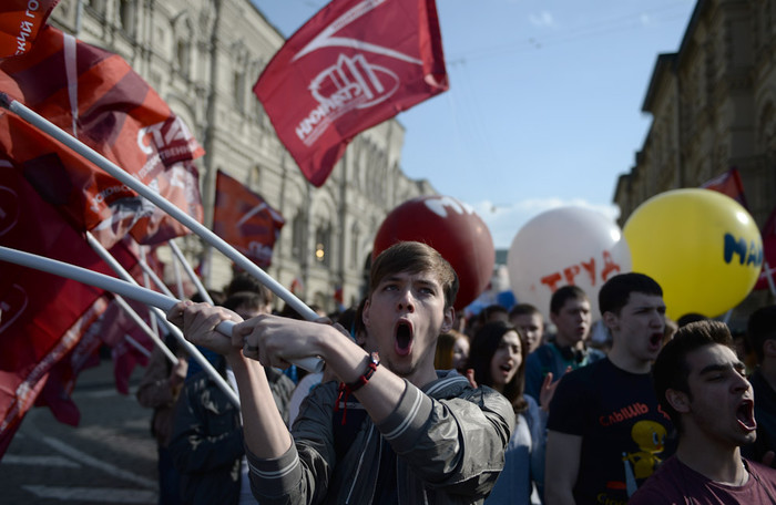 Участники Первомайской демонстрации профсоюзов на Красной площади в Москве