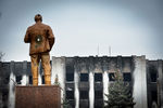 Памятник В.И. Ленину у здания городского совета в Шахтерске