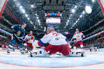 Москва. 17 декабря 2017. Игроки сборной Финляндии Йоонас Кемппайнен, сборной России Никита Нестеров и вратарь Илья Сорокин (слева направо) в матче второго этапа Еврохоккейтура «Кубок Первого канала» между сборными командами России и Финляндии