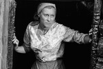 Ирина Мирошниченко в роли Веры на съемках кинофильма «Пришел солдат с фронта», 1972 год