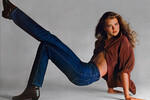 В 1980 году Брук Шилдс стала самой юной моделью на обложке Vogue — ей было 14. Позже она появилась в знаменитой рекламе джинсов Calvin Klein со слоганом: «Хотите знать, что находится между мной и моими «кэлвинами»? Ничего». Благодаря этому плакату популярность бренда резко взлетела.