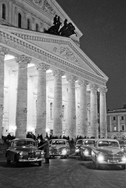 Такси марки &laquo;Победа&raquo; у&nbsp;здания Большого театра в&nbsp;Москве, 1951&nbsp;год