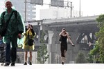Горожане во время ливня в Москве, 15 июля 2025 года