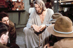 <b>«Джонни взял ружье» (1971)</b>
<br><br>
Становление Сазерленда как актера, на старте карьеры особо полюбившегося режиссерам ужастиков, пришлось на Вьетнамскую войну, против которой он, канадец, открыто выступал — и настолько активно, что даже попал на карандаш ЦРУ. Тем важнее для самого Сазерленда был успех «Джонни взял ружье» — антивоенной драмы, которую режиссер Далтон Трамбо, подозревавшийся в антиамериканской деятельности, снял по собственному одноименному роману. В центре сюжета картины — пронзительная история молодого солдата Джо, который в результате ранения на войне лишился конечностей и практически всех органов чувств. Проект впечатлил многих людей, в том числе участников группы Metallica — они выкупили права на «Джонни», чтобы использовать кадры в своем клипе.