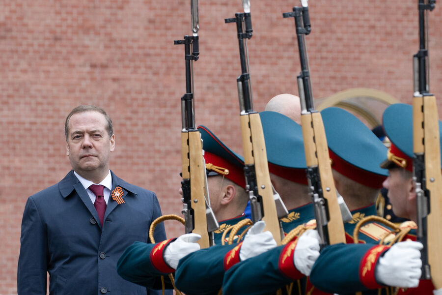 Зампред Совбеза РФ, председатель партии &laquo;Единая Россия&raquo; Дмитрий Медведев после возложения венка к&nbsp;Могиле Неизвестного Солдата, 2025&nbsp;год