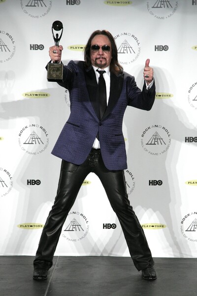 Музыкант Эйс Фрейли в&nbsp;пресс-зале на&nbsp;церемонии введения в&nbsp;Зал славы рок-н-ролла в&nbsp;Нью-Йорке, 10&nbsp;апреля 2014&nbsp;года