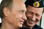 Президент России Владимир Путин и министр обороны РФ Сергей Иванов во время осмотра тяжелого атомного ракетного крейсера «Петр Великий» в Баренцевом море, 2005 год