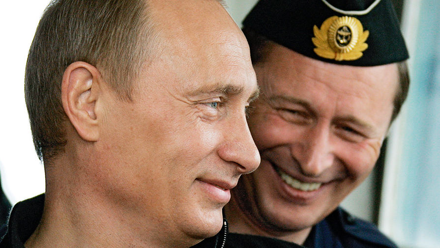 Президент России Владимир Путин и министр обороны РФ Сергей Иванов во время осмотра тяжелого атомного ракетного крейсера «Петр Великий» в Баренцевом море, 2005 год