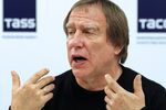 Сергей Ролдугин во время пресс-конференции, на которой он продемонстрировал виолончель «Стюард»