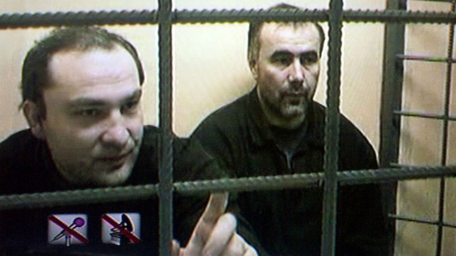 Жители Карачаево-Черкессии Адам Деккушев и Юсуф Крымшамхалов (слева) на заседании Верховного суда, оставившего в силе приговор Мосгорсуда об их пожизненном заключении за взрывы жилых домов в Москве и в Волгодонске в сентябре 1999 года, 2004 год