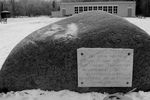 <b>Мемориальный камень на месте Павловского музыкального вокзала, 2007 год
</b><br>
Во время Великой отечественной войны немцы разгромили Павловск, в том числе было полностью уничтожено здание музыкального вокзала. Остались лишь несколько хозяйственных помещений и одинокий фонарь – единственное свидетельство уникальной истории и красоты этого места. Сейчас на месте вокзала можно видеть мемориальный камень с мраморной доской: «На этом месте 1 Июня (22 мая) 1838 года был открыт Павловский музыкальный вокзал – крупнейший центр культурной России».
