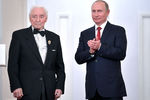 Президент России Владимир Путин и балетмейстер Юрий Григорович на церемонии вручения Государственных премий 2016 года за выдающиеся достижения в области науки и технологий, литературы и искусства и гуманитарной деятельности