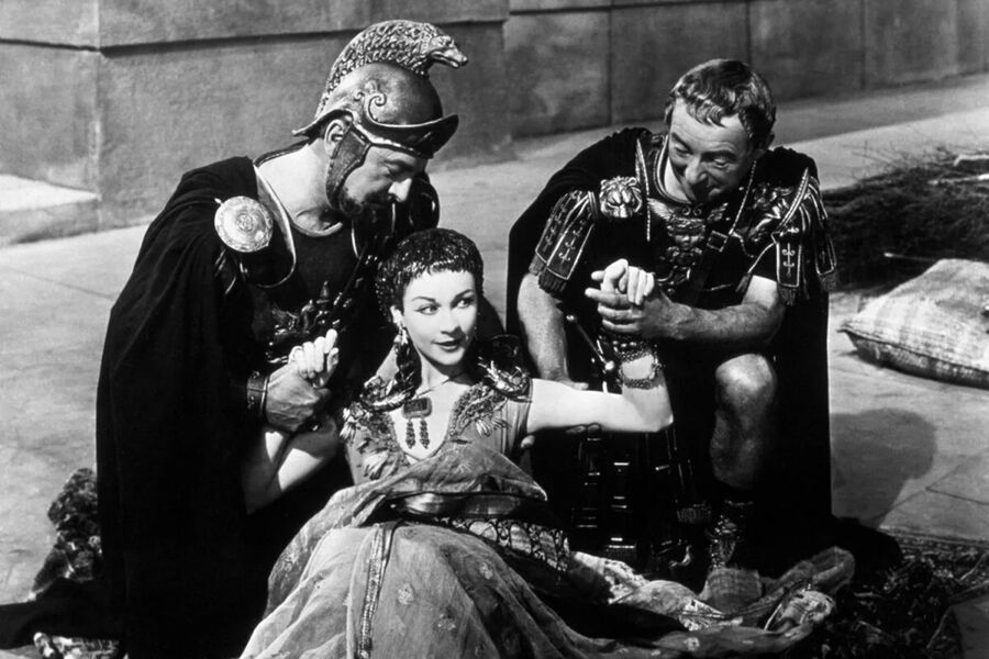 <b>Клеопатра &ndash; &laquo;Цезарь и Клеопатра&raquo; (1945)</b>
<br><br>
Картина «Цезарь и Клеопатра» 1945&nbsp;года, в&nbsp;которой Вивьен Ли сыграла молодую Клеопатру, была снята в&nbsp;системе «Техниколор» и оказалась самой дорогой в&nbsp;Англии на&nbsp;тот период &mdash; режиссер Габриэль Паскаль даже заказывал для&nbsp;нее песок из&nbsp;Египта. Съемки, однако, проходили очень тяжело &mdash; во время работы Вивьен Ли, которая тогда была беременна, оступилась и пережила выкидыш. После этого у&nbsp;нее началась депрессия &mdash; нервные срывы исполнительницы главной роли вынуждали продюсеров приостанавливать съемки на&nbsp;недели.
