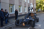 Персонажи фантастического фильма «Звездные войны» Чубака и имперский воин едут на открытие памятника Дарту Вейдеру