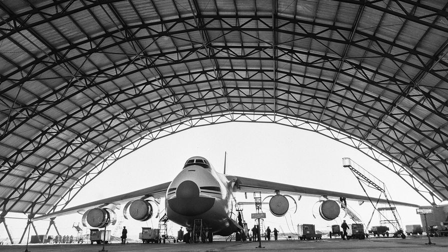 1 апреля 1988 г. Самый крупный в мире серийный грузовой самолёт Ан-124 «Руслан»