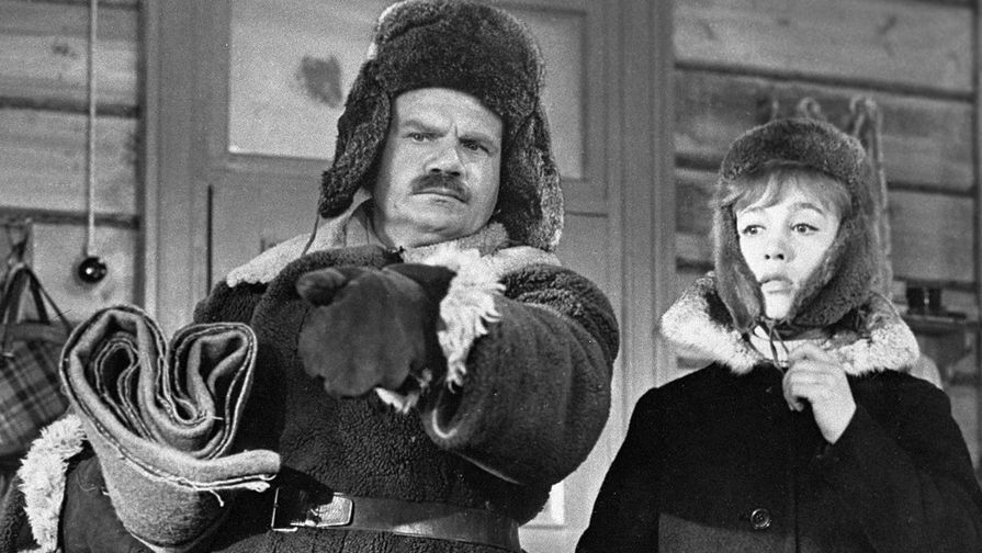 Артистка Надежда Румянцева в роли Тоси, артист Михаил Пуговкин в роли коменданта на съемках кинофильма «Девчата», 1962 год