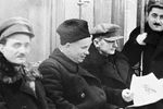 1-й секретарь Московского горкома и обкома ВКП(б) Никита Сергеевич Хрущев (второй слева) и член ЦИК СССР Лаврентий Павлович Берия (второй справа) едут в вагоне Московского метрополитена в день его пуска, 1935 год