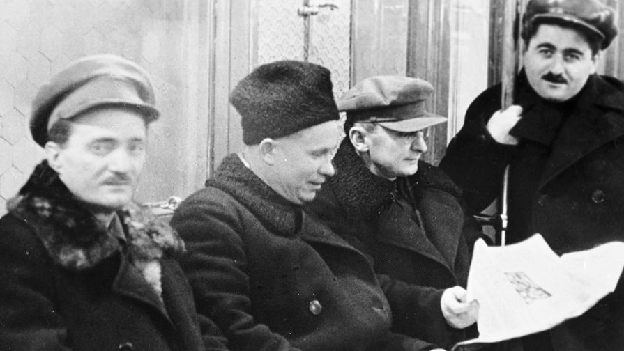 1-й секретарь Московского горкома и обкома ВКП(б) Никита Сергеевич Хрущев (второй слева) и член ЦИК СССР Лаврентий Павлович Берия (второй справа) едут в вагоне Московского метрополитена в день его пуска, 1935 год
