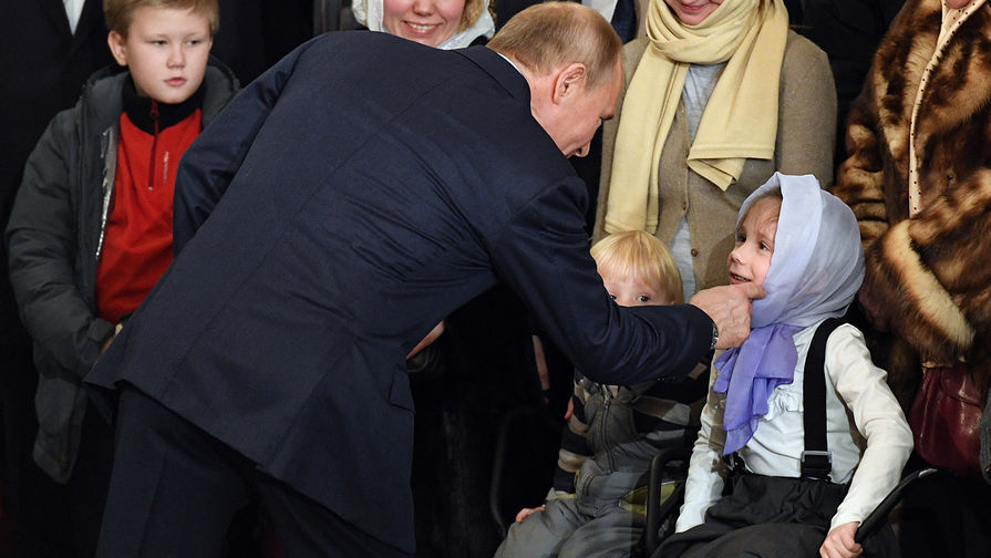 Президент России Владимир Путин во время Рождественского богослужения в&nbsp;Спасо-Преображенском соборе в&nbsp;Санкт-Петербурге, 7 января 2019 года