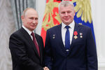 Президент России Владимир Путин и космонавт Роскосмоса Олег Новицкий, награжденный орденом «За заслуги перед Отечеством» IV степени, на церемонии вручения государственных наград РФ в Кремле, 23 мая 2019 года 